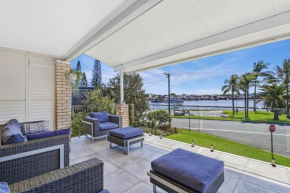 Luxury Waterfront Family Home With Private Balcony - Seconds From The Beach